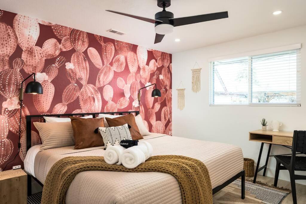 Wild West Disco Haus! Sleeps 12, Hot Tub + Gym! *